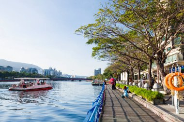 Güneş enerjisiyle çalışan feribot Kaohsiung, Tayvan 'daki Aşk Nehri' nde yüzüyor..