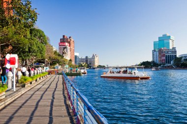 Güneş enerjisiyle çalışan feribot Kaohsiung, Tayvan 'daki Aşk Nehri' nde yüzüyor..