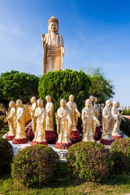 Tayvan, Kaohsiung 'daki Fo Guang Shan' daki dev Buda heykellerinin görüntüsü. Kaohsiung 'daki en ünlü eğlencelerden biridir..