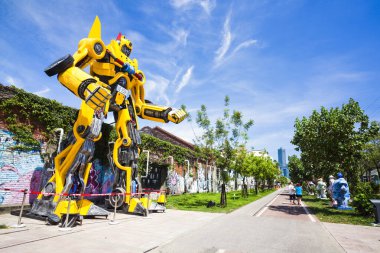 Turistler Kaohsiung, Tayvan 'daki Pier-2 Sanat Merkezi' ni ziyaret ettiler..