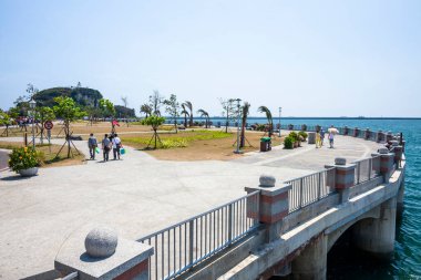 Turistler Kaohsiung, Tayvan 'daki Xiziwan Sahne Bölgesi' ni ziyaret ediyorlar. Kaohsiung 'daki en ünlü eğlencelerden biridir..