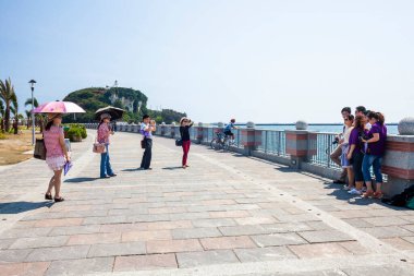 Turistler Kaohsiung, Tayvan 'daki Xiziwan Sahne Bölgesi' ni ziyaret ediyorlar. Kaohsiung 'daki en ünlü eğlencelerden biridir..