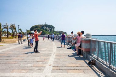 Turistler Kaohsiung, Tayvan 'daki Xiziwan Sahne Bölgesi' ni ziyaret ediyorlar. Kaohsiung 'daki en ünlü eğlencelerden biridir..