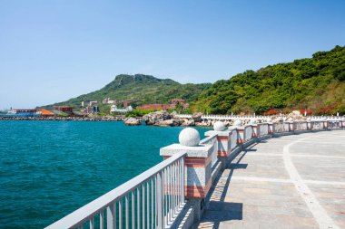 Kaohsiung, Tayvan 'daki Sizihwan Sahili' nin güzel manzarası. Kaohsiung 'daki Sun Yat-sen Üniversitesi yakınlarında..