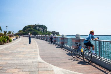 Turistler Kaohsiung, Tayvan 'daki Xiziwan Sahne Bölgesi' ni ziyaret ediyorlar. Kaohsiung 'daki en ünlü eğlencelerden biridir..