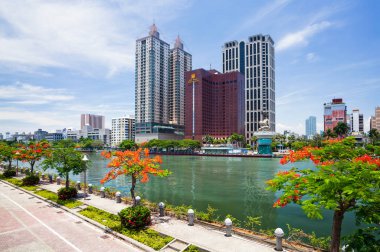 Kaohsiung, Tayvan 'daki Aşk Nehri' nin mimari manzarası. Kaohsiung 'daki en ünlü eğlencelerden biridir..