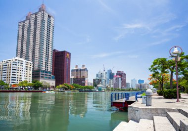 Kaohsiung, Tayvan 'daki Aşk Nehri' nin mimari manzarası. Kaohsiung 'daki en ünlü eğlencelerden biridir..