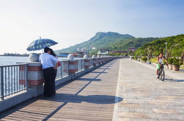 Turistler Kaohsiung, Tayvan 'daki Xiziwan Sahne Bölgesi' ni ziyaret ediyorlar. Kaohsiung 'daki en ünlü eğlencelerden biridir..