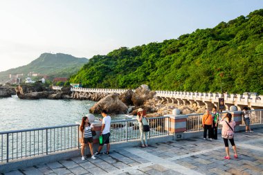 Turistler Kaohsiung, Tayvan 'daki Xiziwan Sahne Bölgesi' ni ziyaret ediyorlar. Kaohsiung 'daki en ünlü eğlencelerden biridir..