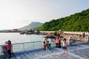 Turistler Kaohsiung, Tayvan 'daki Xiziwan Sahne Bölgesi' ni ziyaret ediyorlar. Kaohsiung 'daki en ünlü eğlencelerden biridir..