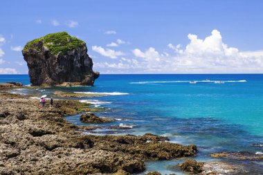 Chuanfanshi Sahil Resifi ve Tayvan 'ın başkenti Pingtung' daki Kenting Ulusal Parkı 'nda masmavi gökyüzü dalgaları.. 