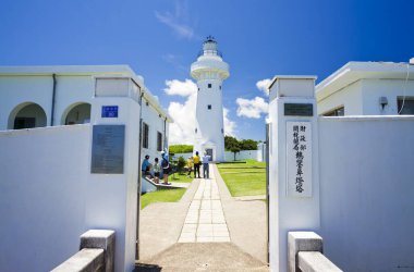 Turistler Pingtung, Tayvan 'daki Eluanbi Deniz fenerini ziyaret ettiler.