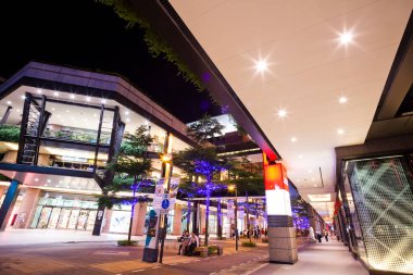 Xinyi Bölgesi, Taipei, Tayvan 'daki modern binaların gece görüşü. Bölge, çok sayıda mağaza ve alışveriş merkezi tarafından demirlenmiş Taipei 'nin ana alışveriş alanıdır..