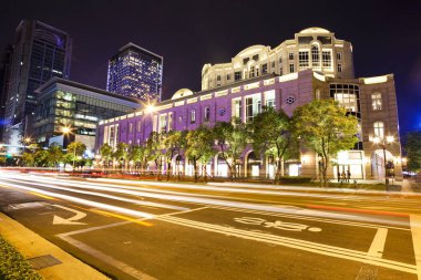 Xinyi Bölgesi, Taipei, Tayvan 'daki modern binaların gece görüşü. Bölge, çok sayıda mağaza ve alışveriş merkezi tarafından demirlenmiş Taipei 'nin ana alışveriş alanıdır..