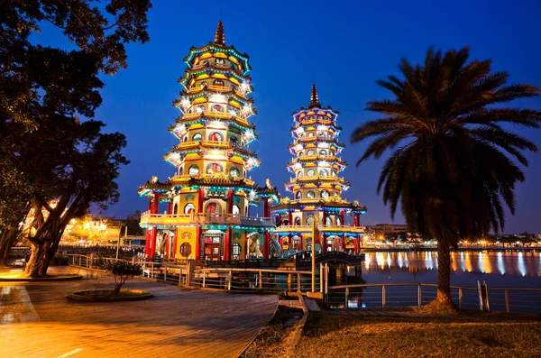 Architecture View Dragon Tiger Pagodas Lotus Pond Gaohsiung Taiwan Соблазн — стоковое фото