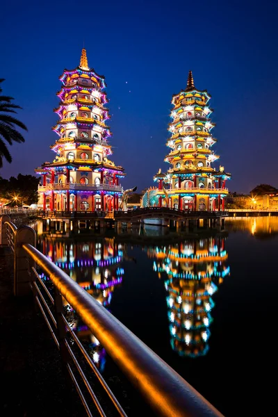 Architecture View Dragon Tiger Pagodas Lotus Pond Gaohsiung Taiwan Соблазн — стоковое фото