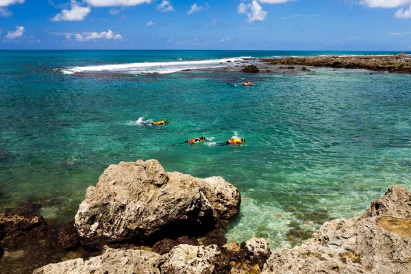 Turistler Kenting Ulusal Parkı, Pingtung, Tayvan Wanlitong 'a dalıyorlar.