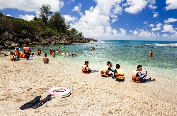 Los Turistas Preparan Para Bucear Frente Playa Wanlitong Kenting National — Foto de Stock