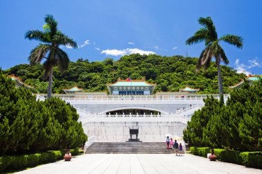  Turistler Tayvan 'ın Taipei kentindeki Tayvan Ulusal Saray Müzesi' nin girişini ziyaret ediyorlar. Bu muhteşem bir Çin tarzı saray binası..