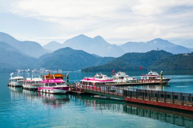 Sabah Sun Moon Gölü 'ndeki yat limanının manzarası Nantou, Tayvan' da ünlü bir cazibedir..