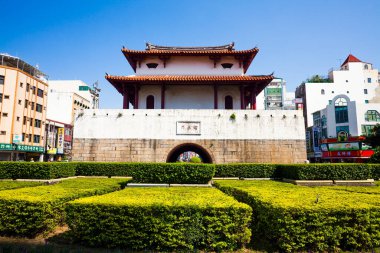 Tainan, Tayvan 'daki Büyük Doğu Kapısı' nın (Yingchun Gate) eski şehir duvarı manzarası. Tayvan 'ın ulusal anıtlarından biri.