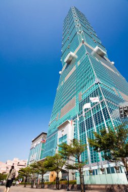 Taipei, Tayvan 'daki Taipei 101 gökdelenlerinin alçak açılı görüntüsü. Xinyi Bölgesi, Taipei 'nin birçok mağaza ve alışveriş merkezinin demirlediği ana alışveriş merkezidir..