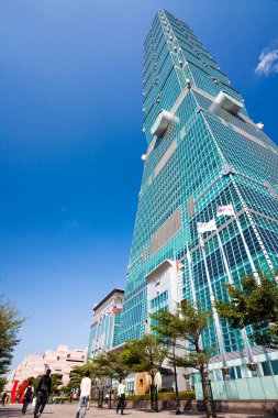 Taipei, Tayvan 'daki Taipei 101 gökdelenlerinin alçak açılı görüntüsü. Xinyi Bölgesi, Taipei 'nin birçok mağaza ve alışveriş merkezinin demirlediği ana alışveriş merkezidir..