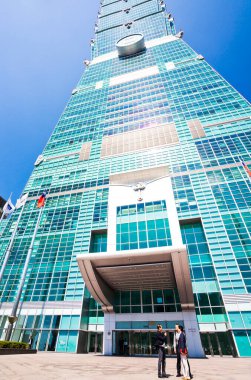 Taipei, Tayvan 'daki Taipei 101 gökdelenlerinin alçak açılı görüntüsü. Xinyi Bölgesi, Taipei 'nin birçok mağaza ve alışveriş merkezinin demirlediği ana alışveriş merkezidir..