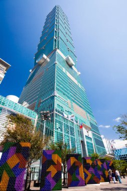 Taipei, Tayvan 'daki Taipei 101 gökdelenlerinin alçak açılı görüntüsü. Xinyi Bölgesi, Taipei 'nin birçok mağaza ve alışveriş merkezinin demirlediği ana alışveriş merkezidir..