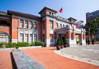 Tayvan 'daki Hsinchu Belediye Binası' nın alçak açılı görüntüsü. 1926 'da Japon sömürge döneminde inşa edilmiş.
