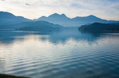 Tayvan 'ın Nantou kentindeki Güneş Ay Gölü' nün doğuşu Tayvan 'ın en ünlü yerlerinden biridir..