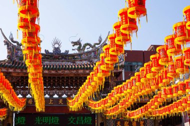 Tayvan, Changhua 'daki Lukang Tianhou Tapınağı' nın kemerinde asılı fenerlerin manzarası. Tayvan 'ın en ünlü ve popüler Mazu tapınaklarından biridir..