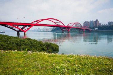 Tayvan 'ın New Taipei şehrindeki Guandu Köprüsü' nün bina manzarası. Tamsui Nehri 'ni geçer ve Bali Bölgesi ile Tamsui Bölgesi' ni birbirine bağlar..