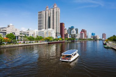 Güneş enerjisiyle çalışan feribot Kaohsiung, Tayvan 'daki Aşk Nehri' nde yüzüyor..
