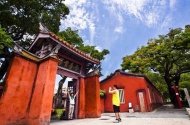 Turistler Tainan, Tayvan 'daki Konfüçyüs Tapınağı' nı ziyaret ederler. Bu, birkaç yüz yıllık Çin tarzı bir binaya sahip tarihi bir miras..