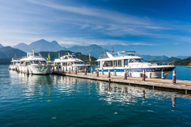 Sabah Sun Moon Gölü 'ndeki yat limanının manzarası Nantou, Tayvan' da ünlü bir cazibedir..
