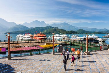 Turistler Tayvan 'ın Nantou kentindeki Sun Moon Gölü Yat Marina' yı ziyaret ediyorlar. Bu, Tayvan, Nantou 'da meşhur bir cazibedir..