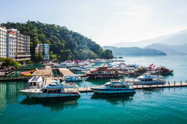 Sabah Sun Moon Gölü 'ndeki yat limanının manzarası Nantou, Tayvan' da ünlü bir cazibedir..