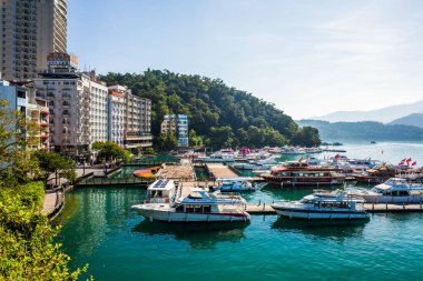 Sabah Sun Moon Gölü 'ndeki yat limanının manzarası Nantou, Tayvan' da ünlü bir cazibedir..
