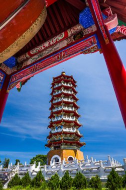 Nantou, Tayvan 'daki Ci En Pagoda' nın Sun Moon Gölü manzarası. Rahmetli annesini anmak için eski Başkan Chiang Kai-shek tarafından yaptırıldı..