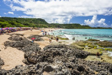 Tayvan 'ın başkenti Pingtung' daki güzel Baishawan kıyısı resiflerinde ve deniz dalgalarında oynayan turistler.