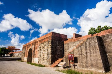 Tayvan 'ın Pingtung kentindeki Hengchun Eski Şehir Duvarı' nın (Doğu Kapısı) manzarası, Tayvan 'ın en iyi korunan duvarlarından biridir..