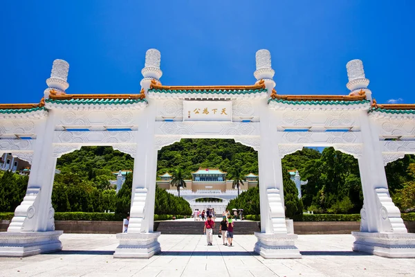 Los Turistas Visitan Entrada Del Museo Del Palacio Nacional Taiwán — Foto de Stock