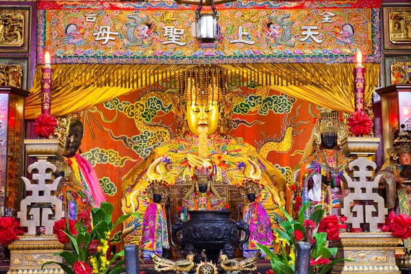 Tainan, Tayvan 'daki Büyük Mazu Tapınağı' nın ana salonu Mazu heykellerini barındırıyor. Mazu, Ortaçağ Fujiyalı şaman Lin Moniang 'ın tanrılaştırılmış halidir..