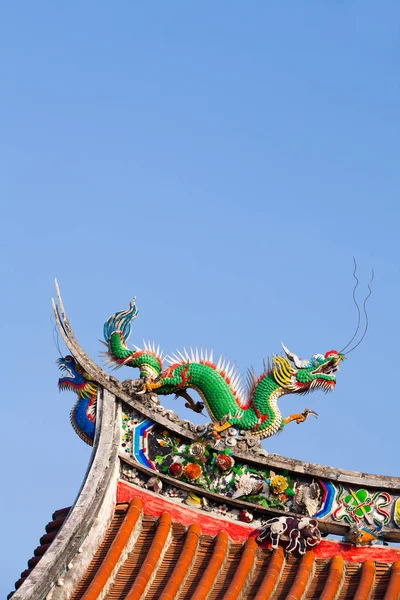 stock image Close-up of decorative art on the rooftop of a temple building in Taiwan.