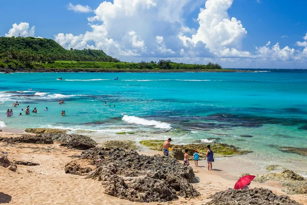 Turistas Jugando Hermoso Arrecife Costero Baishawan Las Olas Del Mar Imágenes De Stock Sin Royalties Gratis