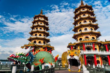 Tayvan, Kaohsiung 'daki Lotus Gölü' ndeki (Lianchihtan) Ejder ve Kaplan Pagoda 'nın mimari görüşü. Lotus Gölü 'nde bir tapınak..