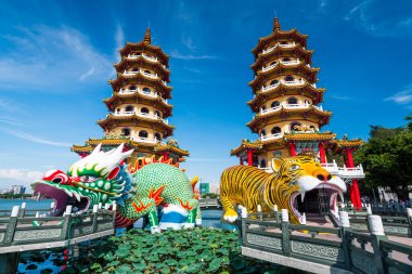 Kaohsiung, Tayvan 'daki Lotus Gölü' ndeki Ejderha ve Kaplan Pagoda 'nın mimari görüşü. Lotus Gölü 'nde bir tapınak..