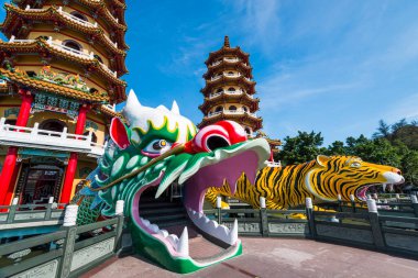 Kaohsiung, Tayvan 'daki Lotus Gölü' ndeki Ejderha ve Kaplan Pagoda 'nın mimari görüşü. Lotus Gölü 'nde bir tapınak..