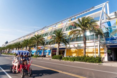 Kaohsiung, Tayvan - 8 Nisan 2016: Kaohsiung, Tayvan 'daki Cihou Pazarı' nda bisiklet süren turistler.